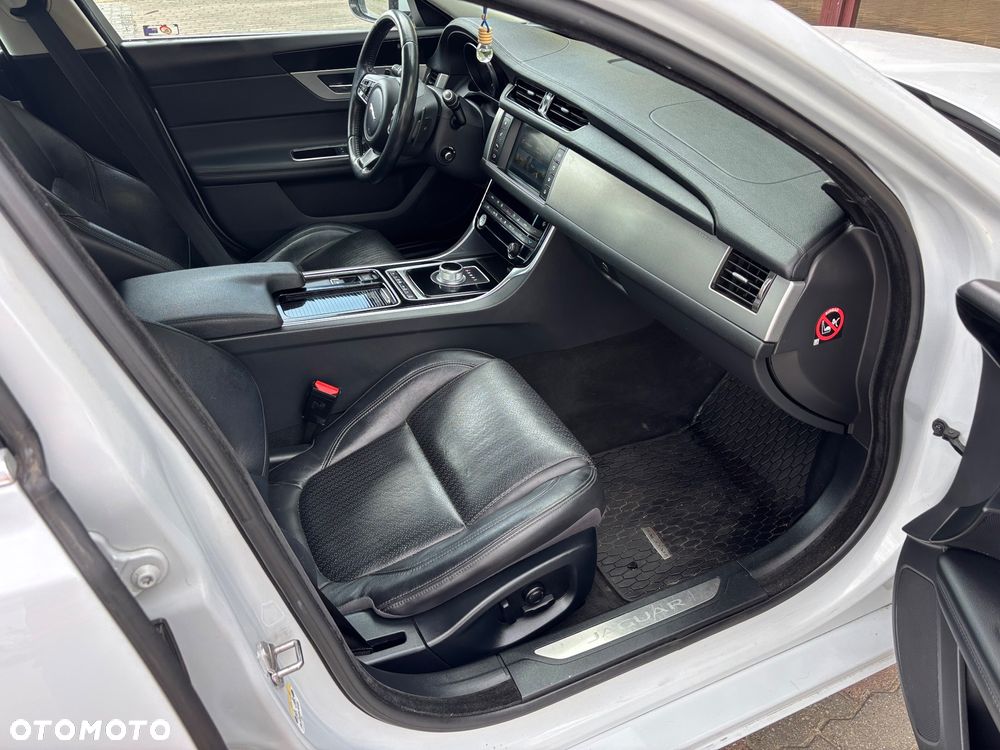 Jaguar XF 2.0 i4D Prestige - 10