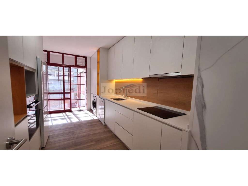 Apartamento T2 remodelado com lugar de garagem - Grande imagem: 2/16