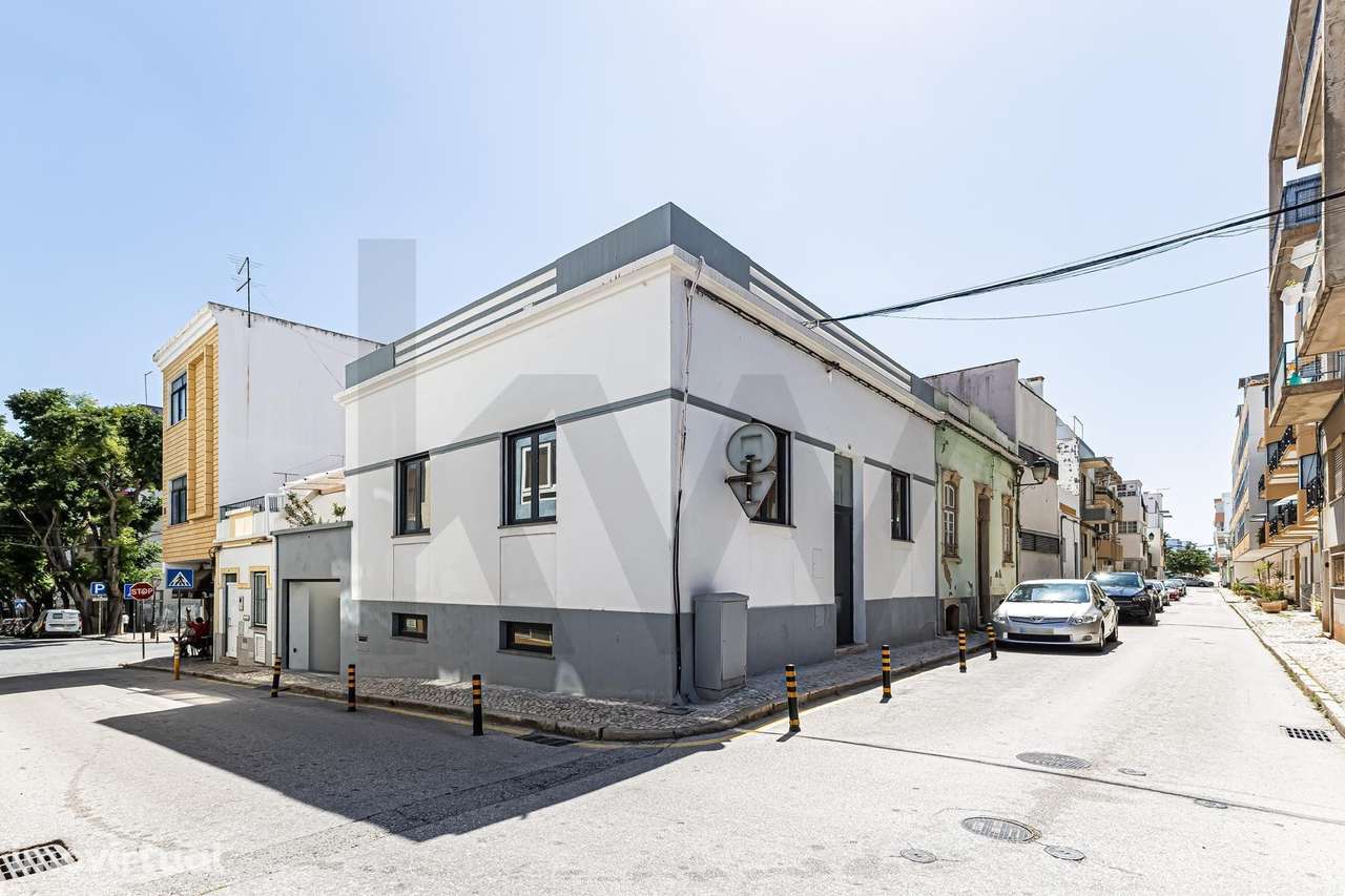 Moradia com 3 pisos e garagem no centro de Portimão - Grande imagem: 2/26