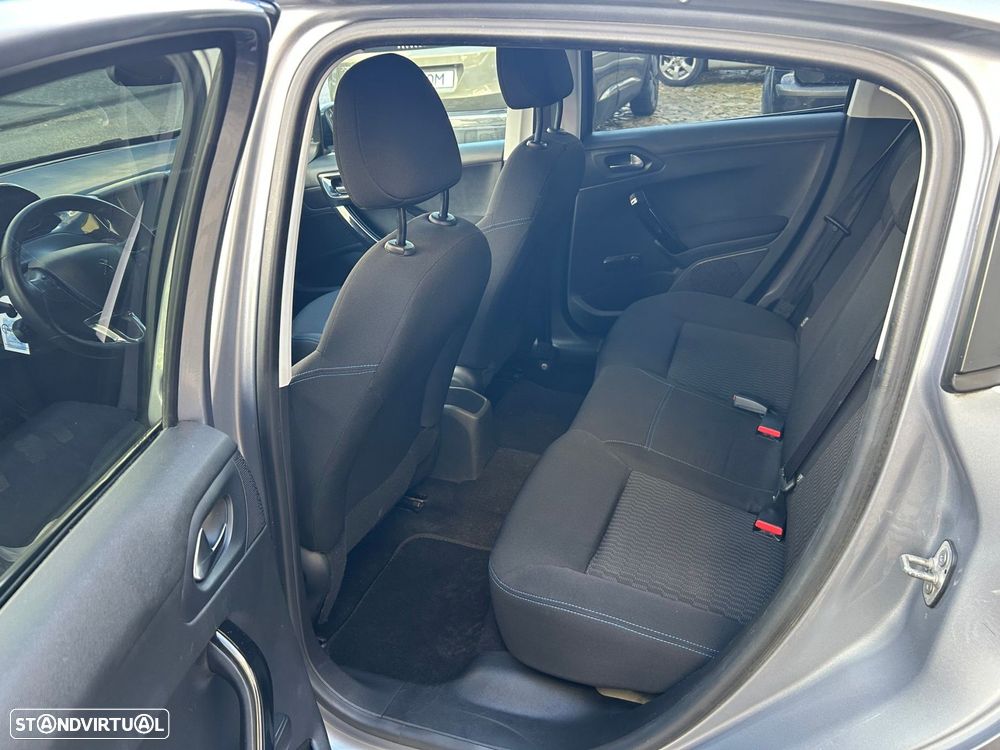 Peugeot 208 1.2 PureTech Signature - 16
