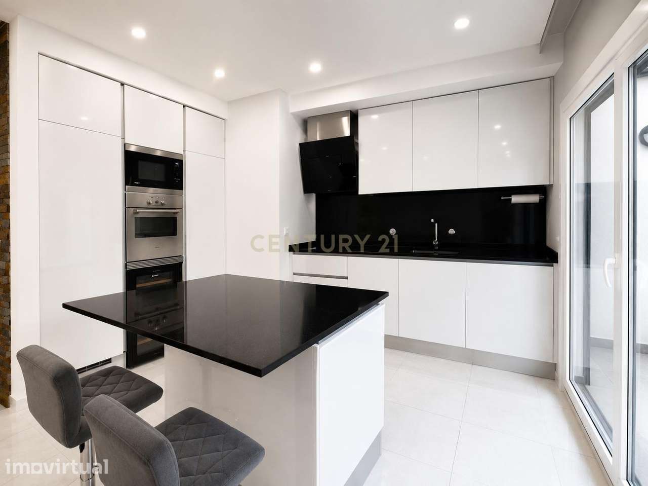 Apartamento T2 com arrecadação, varanda e box para 2 carros | Arrendam - Grande imagem: 2/9
