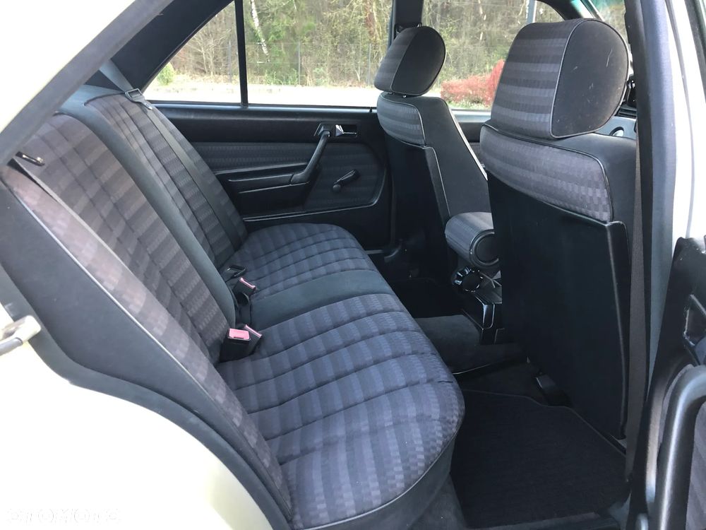 Mercedes-Benz W201 (190) - 13