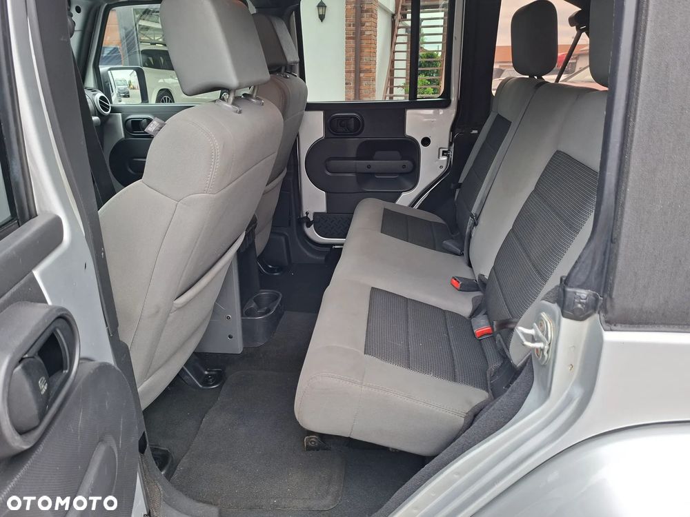 Jeep Wrangler Unlimited 3.8 Sahara - 8