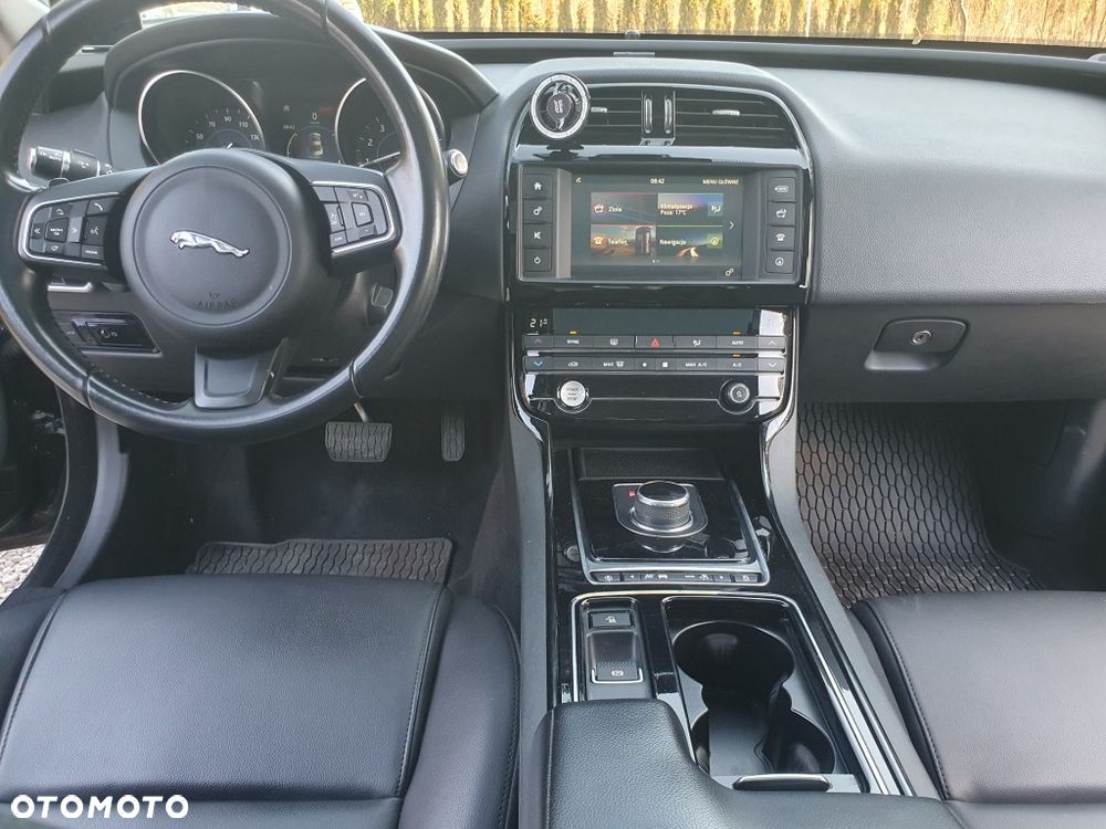 Jaguar XE 2.0 T R-Sport - 15