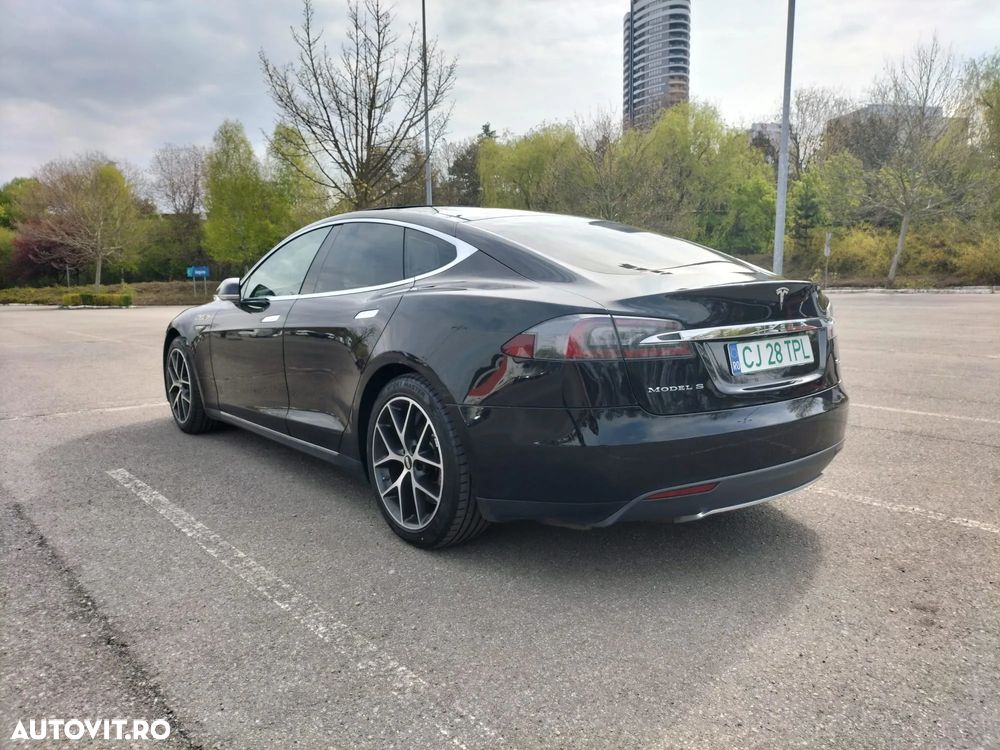 Tesla Model S - 8
