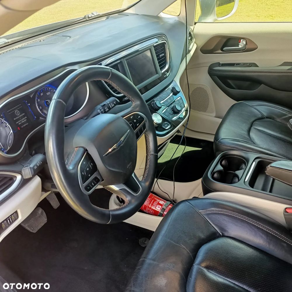 Chrysler Pacifica - 12