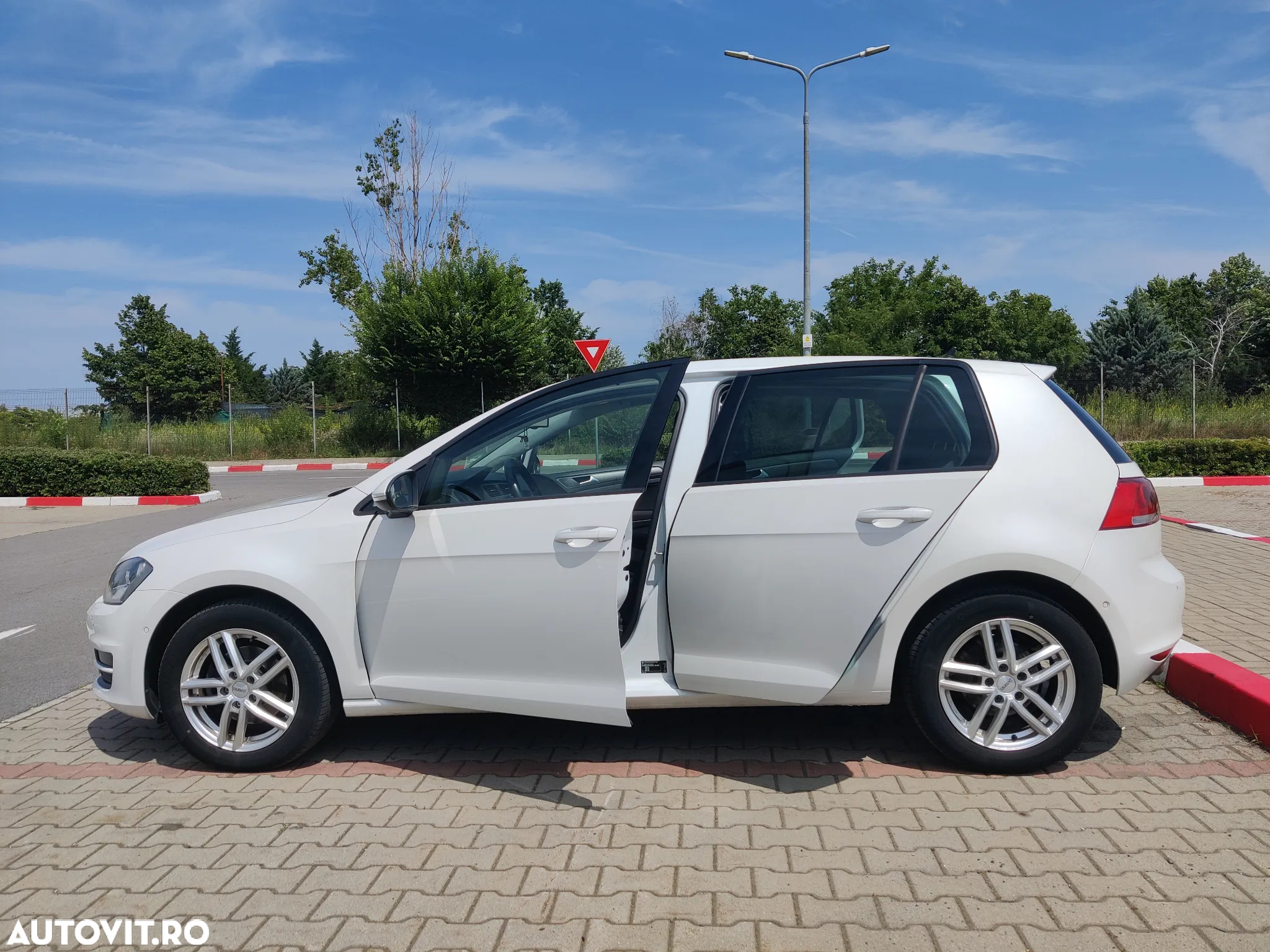 Volkswagen Golf 1.6 TDI BlueMotion Technology DSG Comfortline - 12