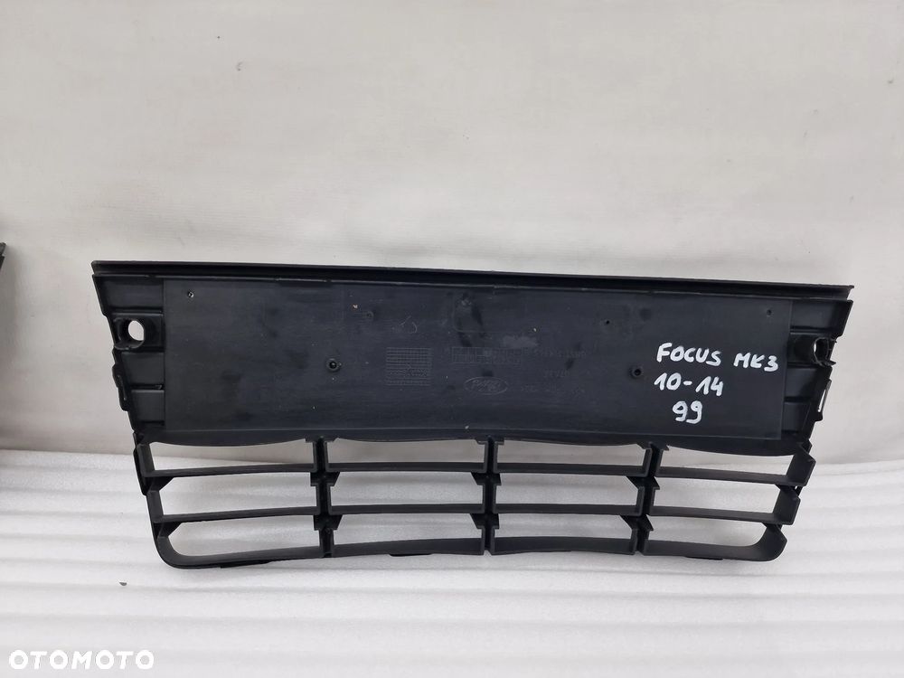 FORD FOCUS MK3 10- BEZ PDC , KRATKA ŚRODKOWA ZDERZAKA PRZEDNIEGO , NR BM51-17K945-B / BM51-17K945-A , NR AUKCJI K311 - 7