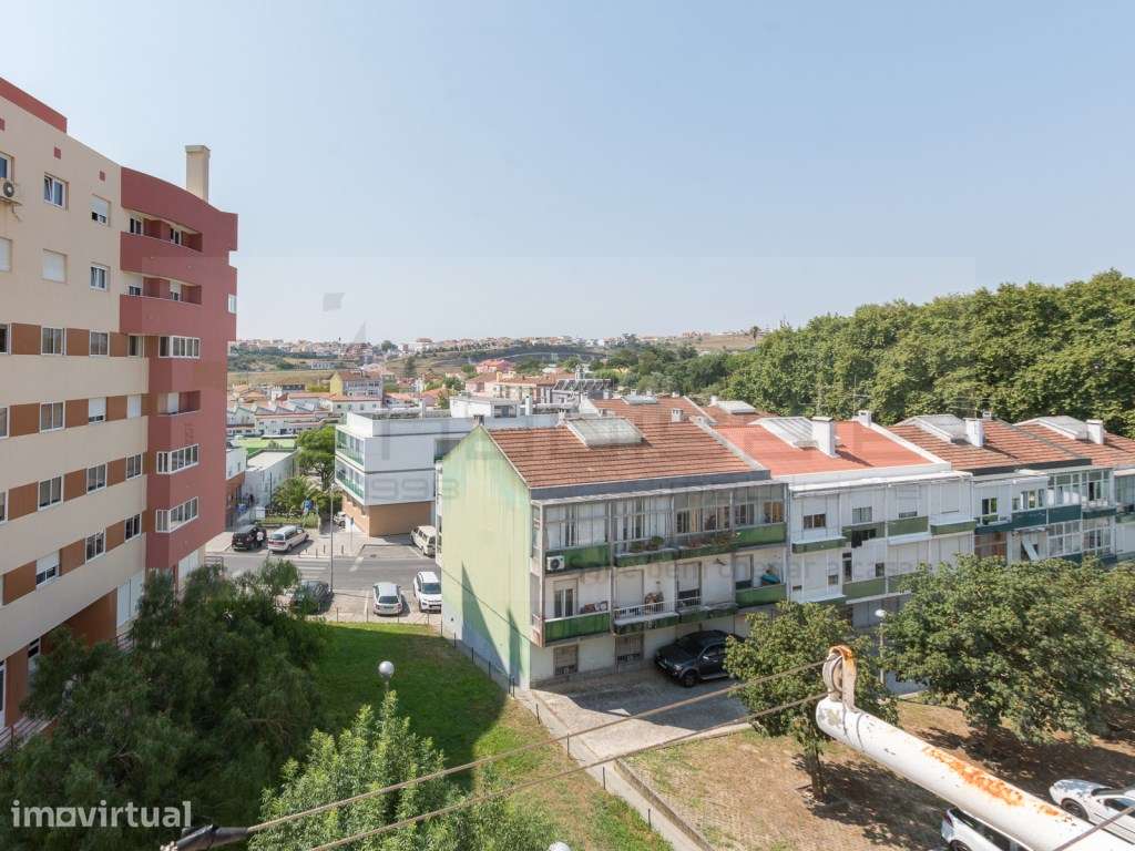 T2 em Caneças com duas frentes e boa localização - Grande imagem: 3/22