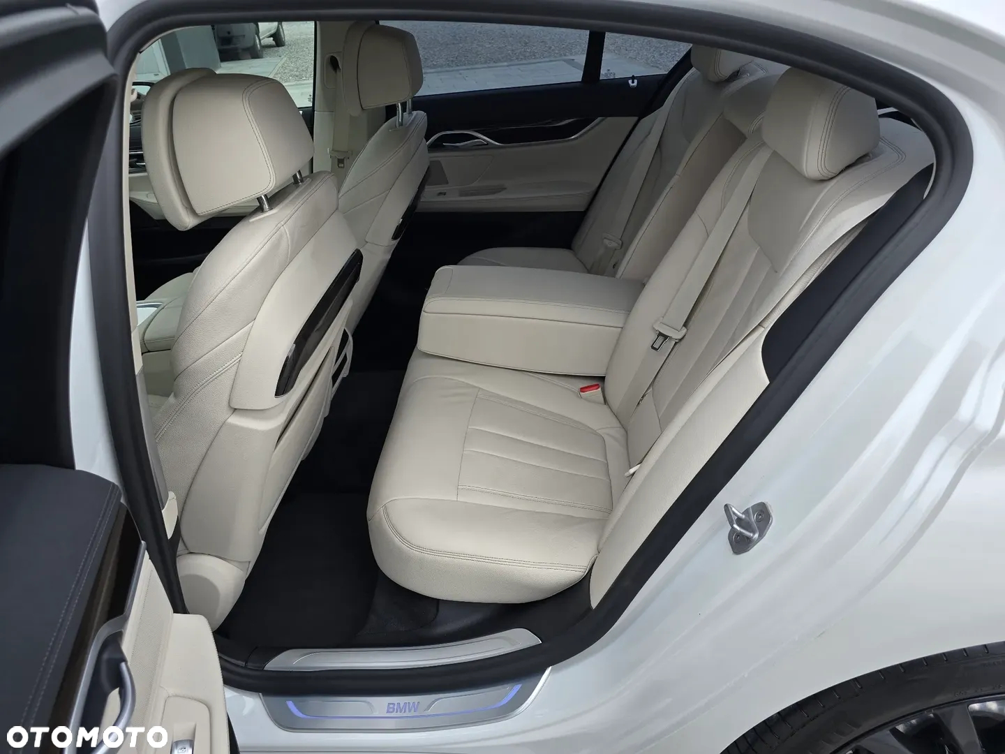 BMW Seria 7 750i xDrive sport - 29