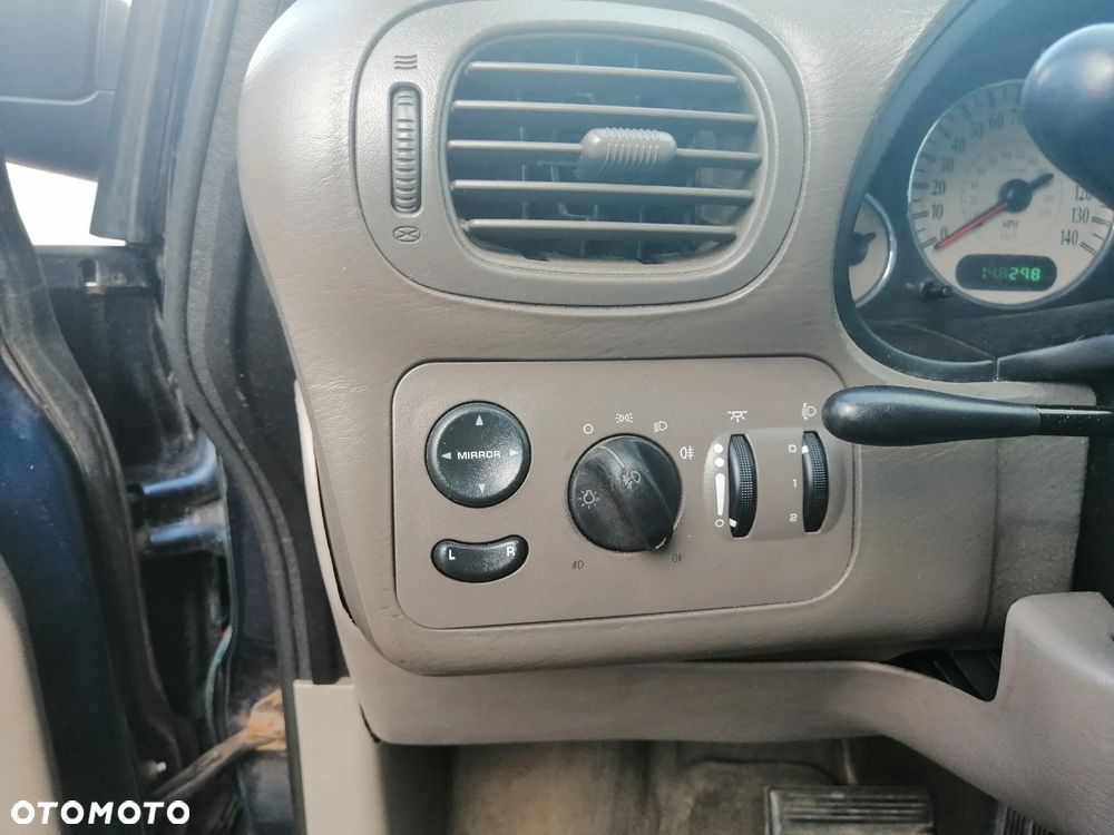 Chrysler Voyager 3.3 LX - 10