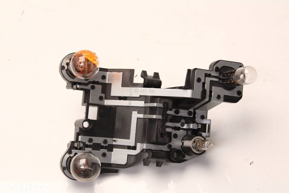 WKŁAD LAMPY GNIAZDO ŻARÓWEK PRAWY TYŁ BMW 1 E82 7164972 - 1