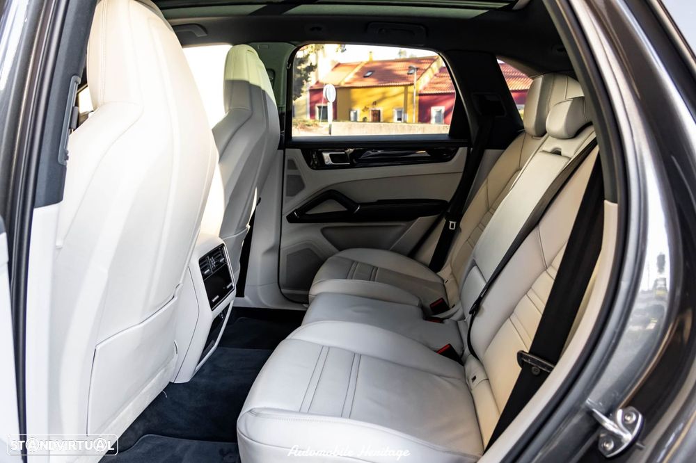 Porsche Cayenne - 25
