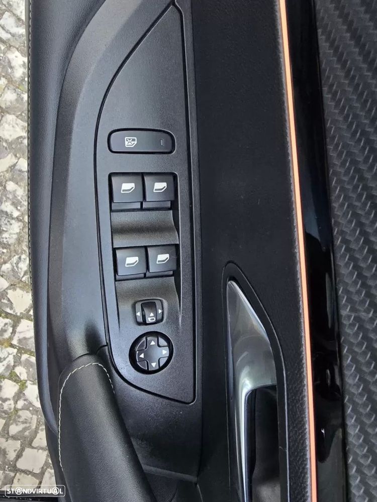 Peugeot e-2008 50 kWh GT - 12