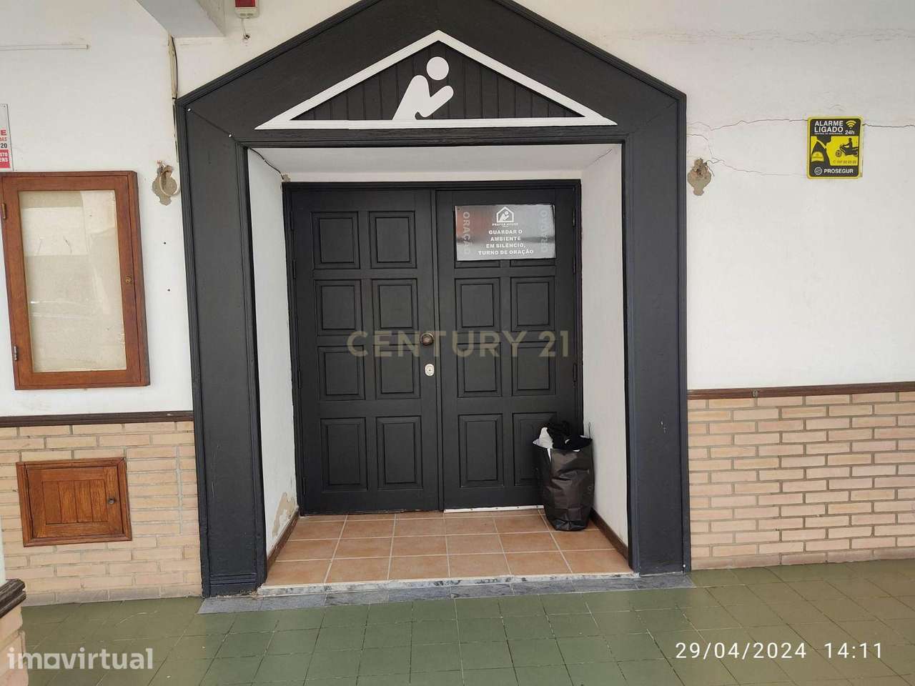 Loja junto à estrada de Santa Eulália na zona de restaurantes e comérc - Grande imagem: 4/10
