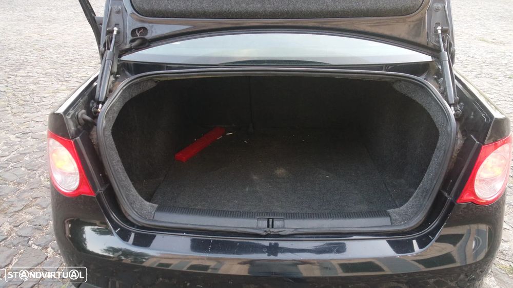 VW Jetta 1.6 TDi Confortline - 17