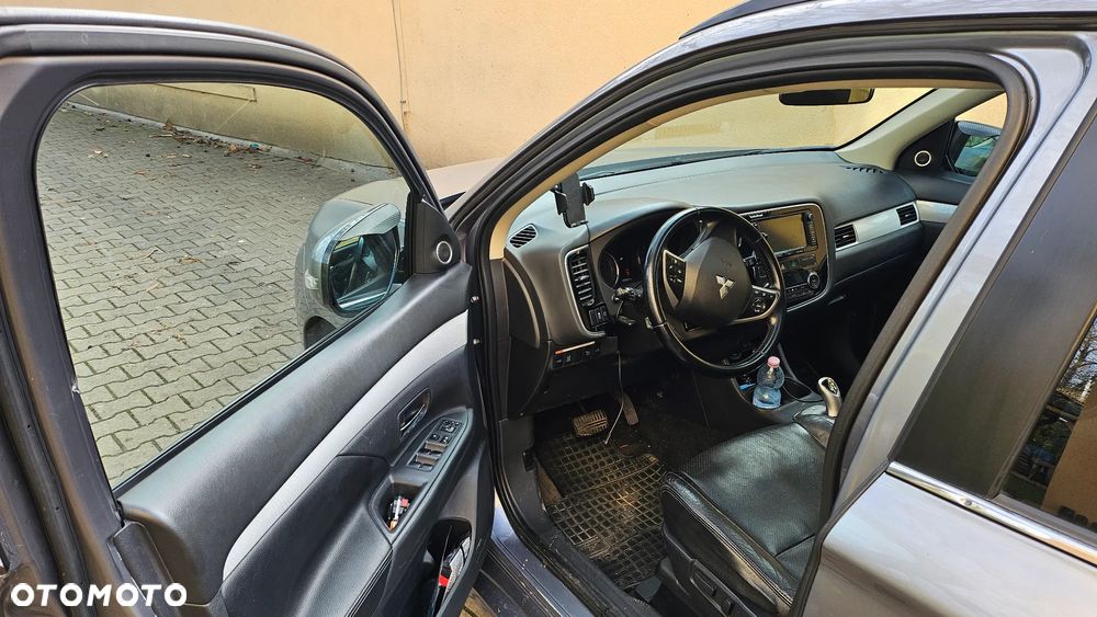 Mitsubishi Outlander 2.0 4WD Plug-In Hybrid Plus - 24