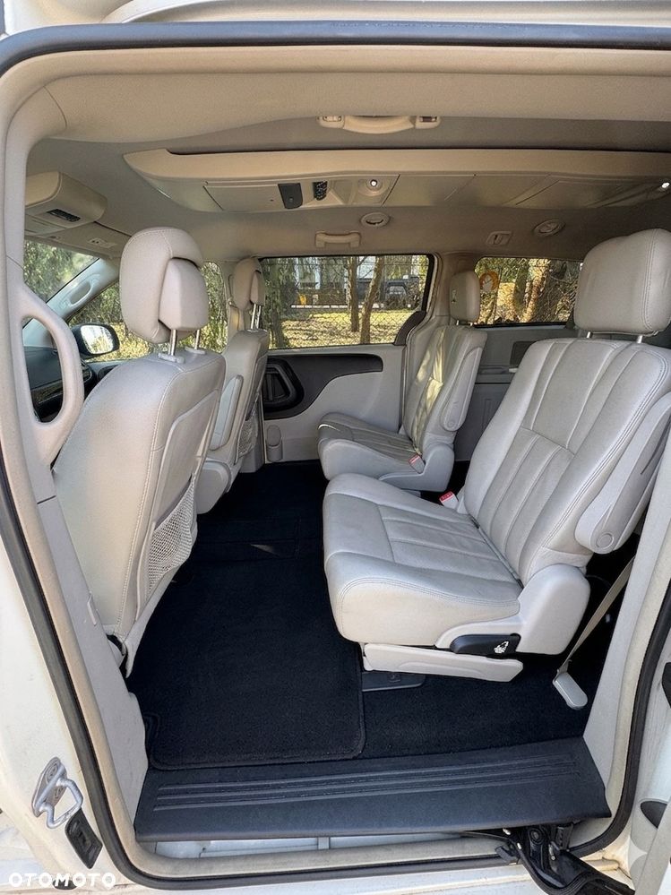 Chrysler Town & Country - 7