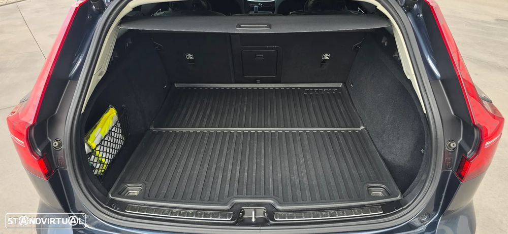 Volvo V60 2.0 T6 AWD TE Plus Dark - 24