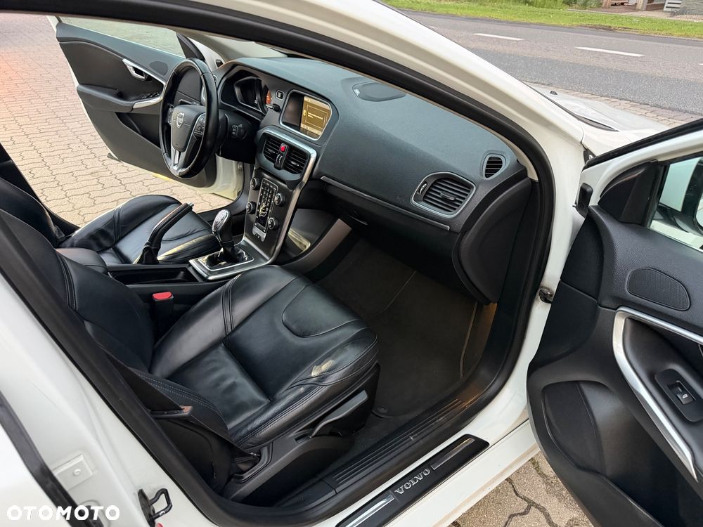 Volvo V40 D4 R Design - 13