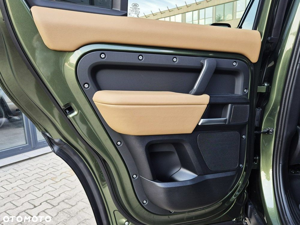 Land Rover Defender - 24