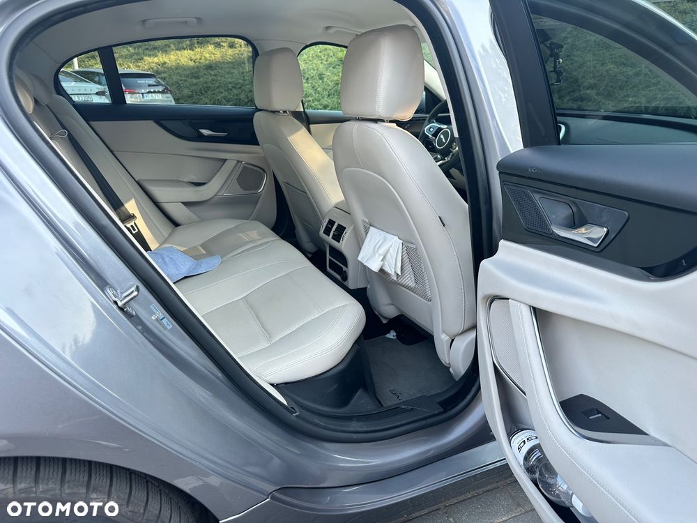 Jaguar XE 2.0 D180 R-Dynamic S - 17