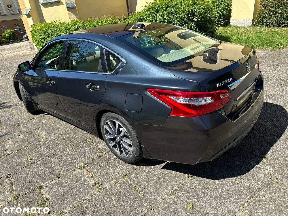 Nissan Altima - 5