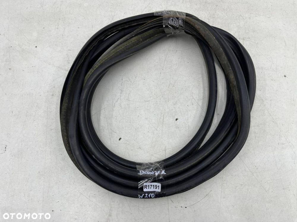 Uszczelka Mercedes w210 95-02r. KOMBI guma klapy bagażnika wewnętrzna NIEUSZKODZONA - 1