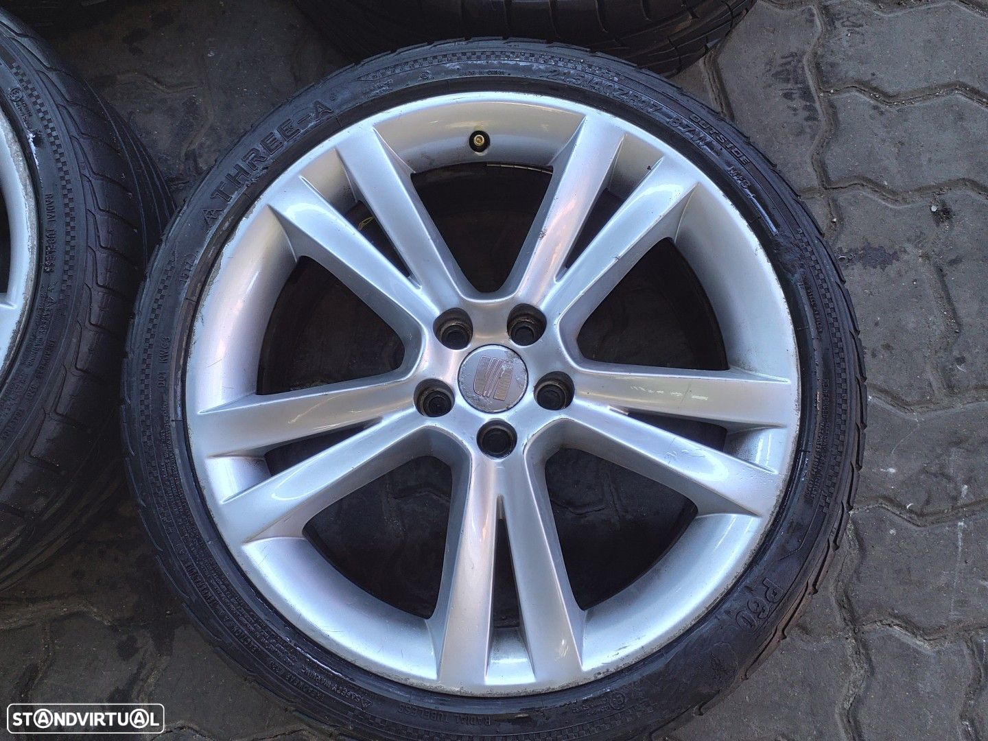 Jantes SEAT R17 com pneus 215/40 furação 5x112 - 5