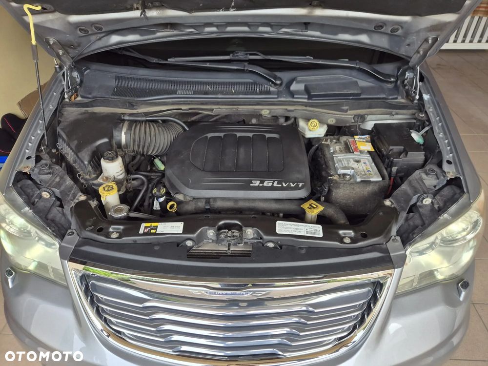 Chrysler Town & Country - 7