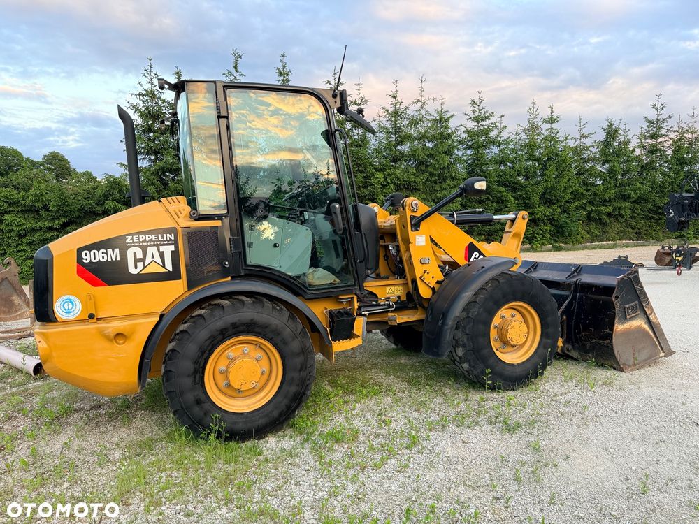 Caterpillar Ładowarka łamana 906M Cat łyżka widły 907 908 5 6 ton SZYBKOZŁĄCZE HYDRAULICZNE dodatkowe linie ZAMIATARKA za dopłatą - 33