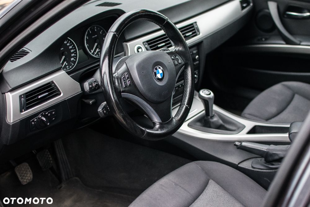 BMW Seria 3 318i Touring - 5