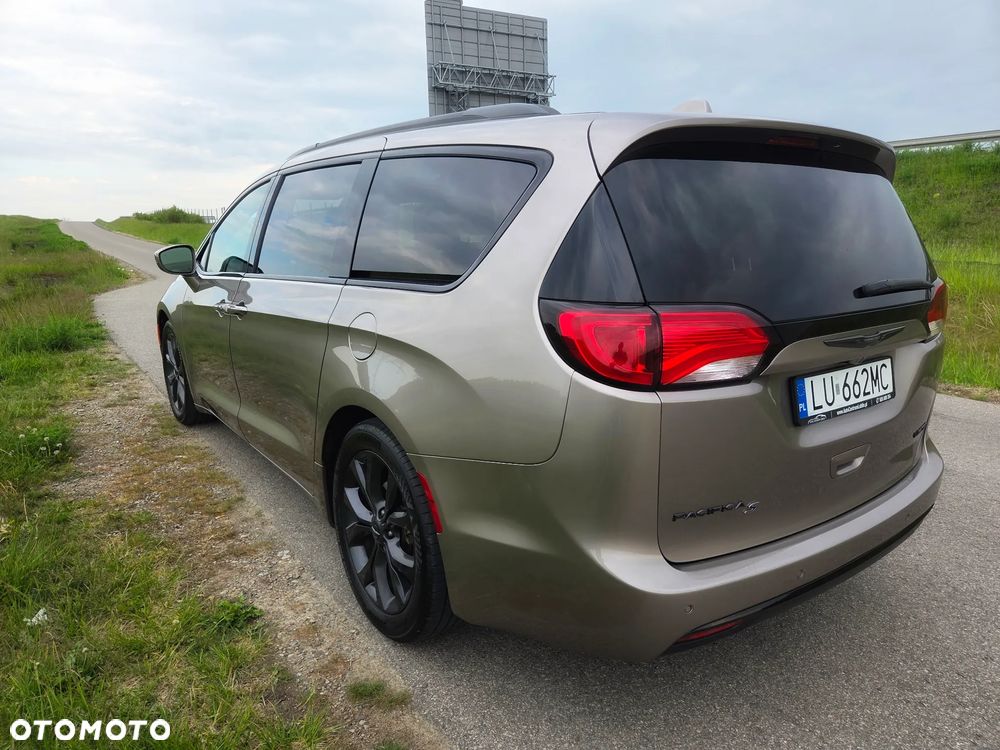 Chrysler Pacifica - 4