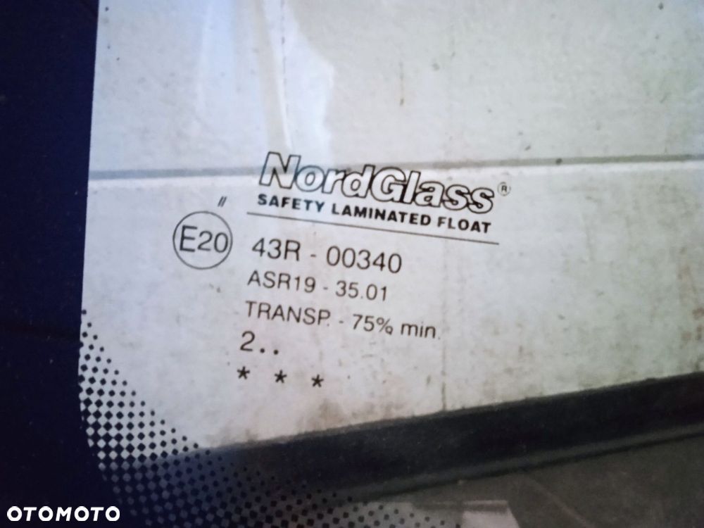 Szyba przednia Nissan Primera P10 - 2