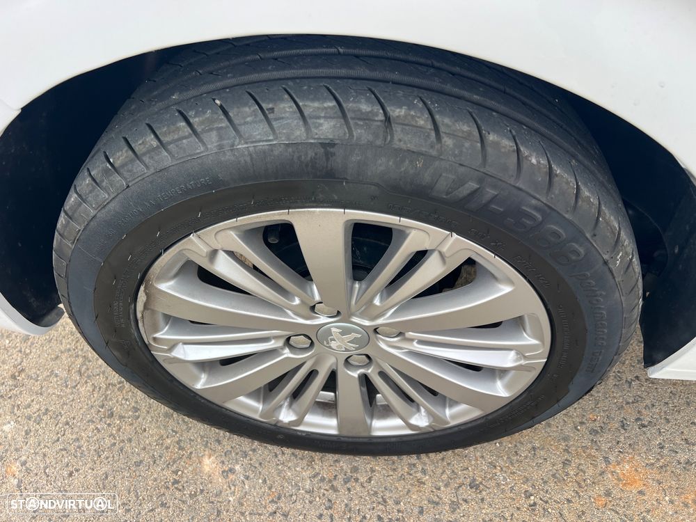 Peugeot 208 1.2 PureTech Style - 13