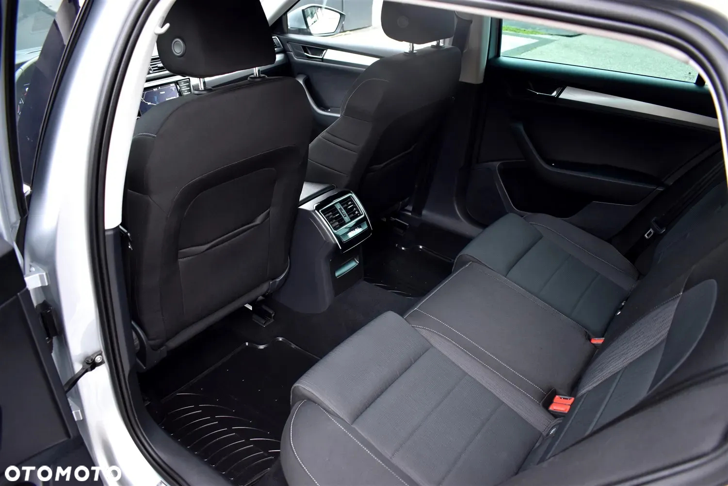 Skoda Superb Combi 2.0 TDI DSG Ambition - 15