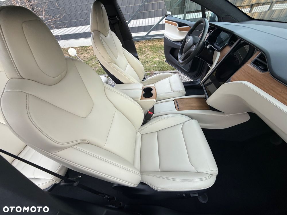 Tesla Model X - 12