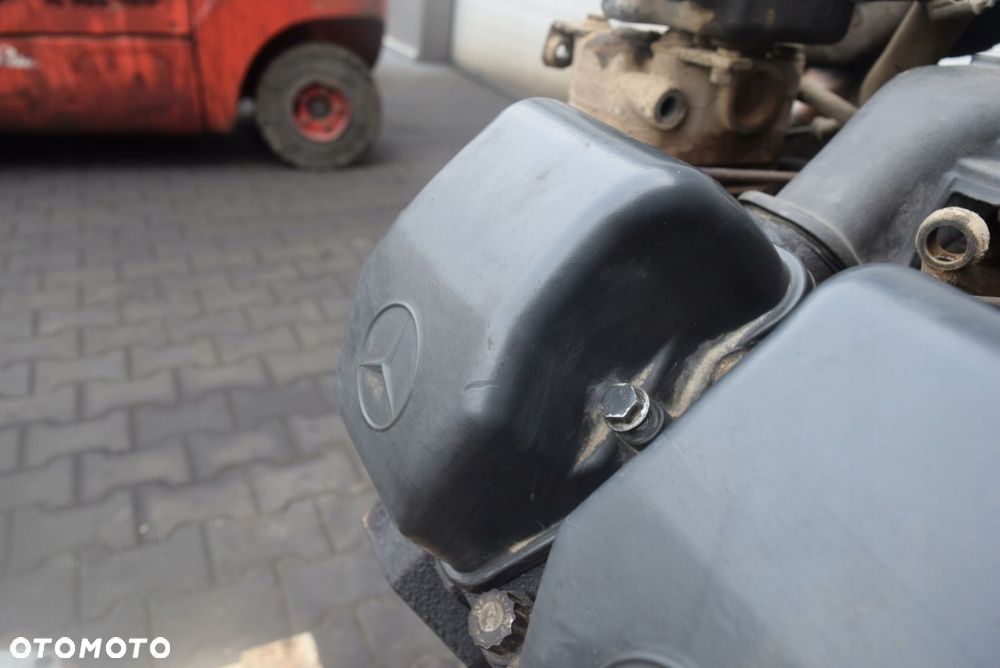 POKRYWA GŁOWICY ZAWORÓW DEKIELEK ACTROS MP3 - 6