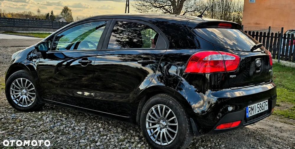 Kia Rio 1.2 Fifa World Cup Edition - 4