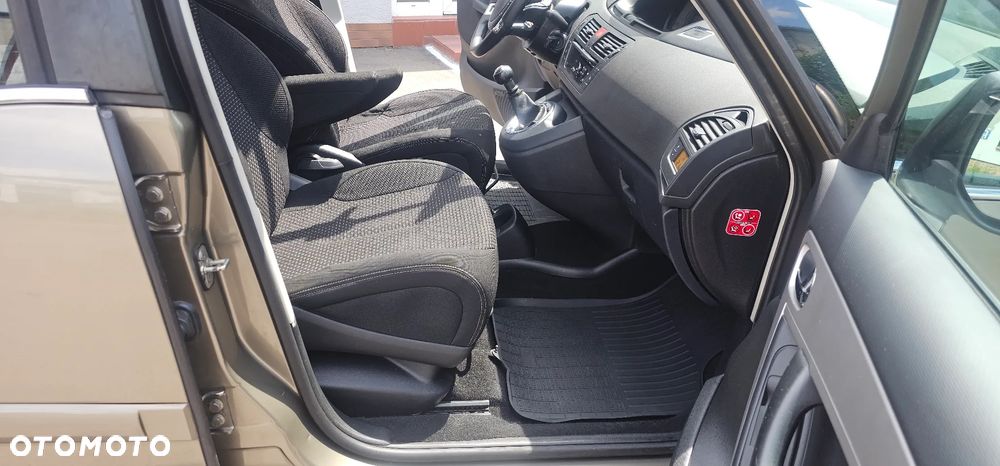 Citroën C4 Picasso 1.6 HDi Impress - 12
