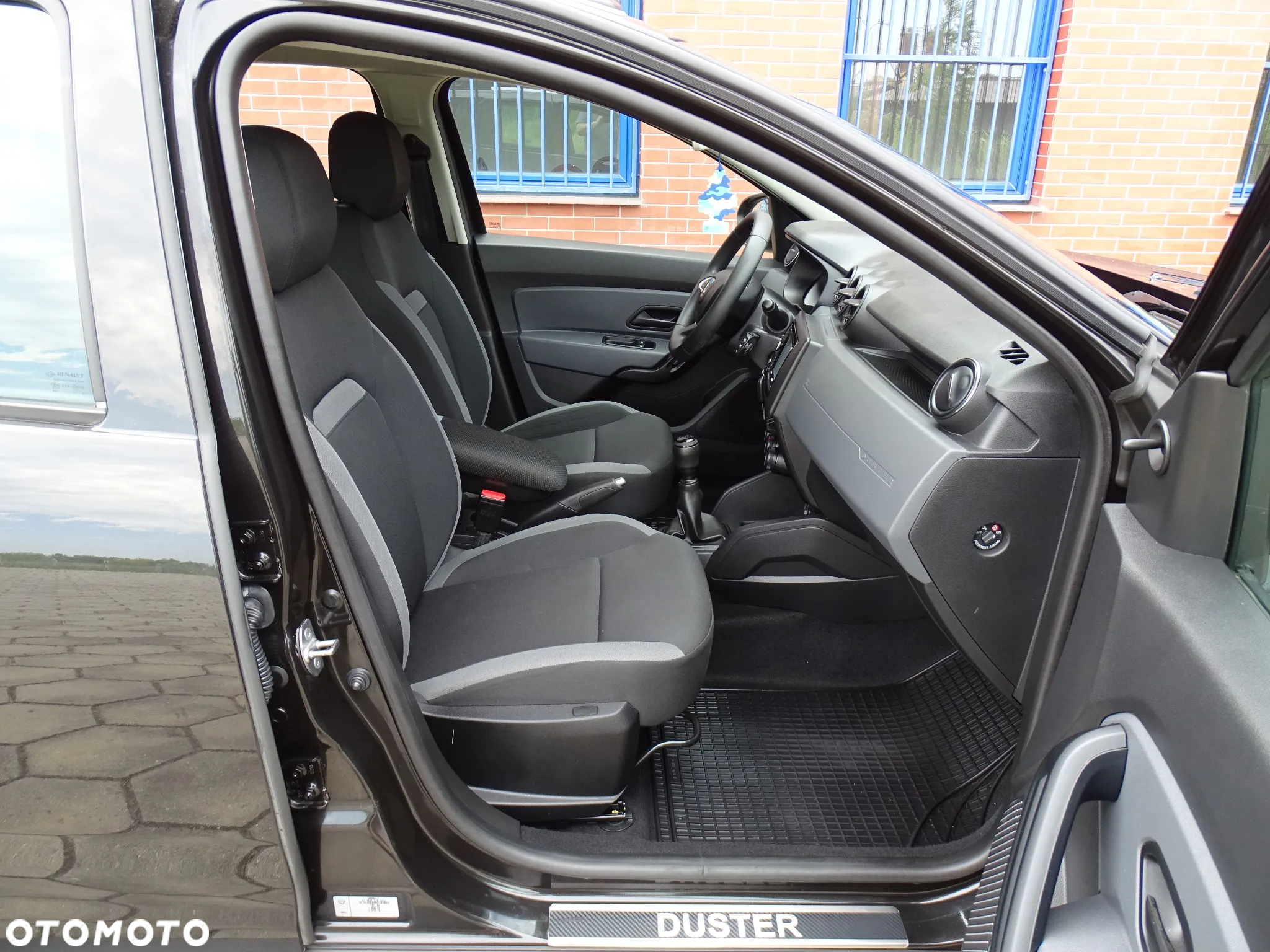 Dacia Duster 1.6 SCe Blackshadow S&S - 9