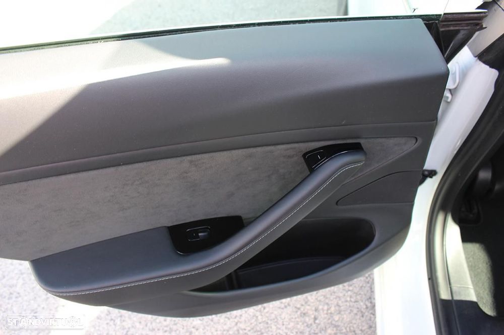 Tesla Model 3 Long-Range Dual Motor AWD - 17