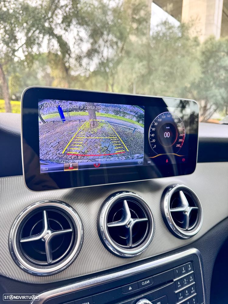 Mercedes-Benz GLA 220 d 4Matic 7G-DCT Urban - 17