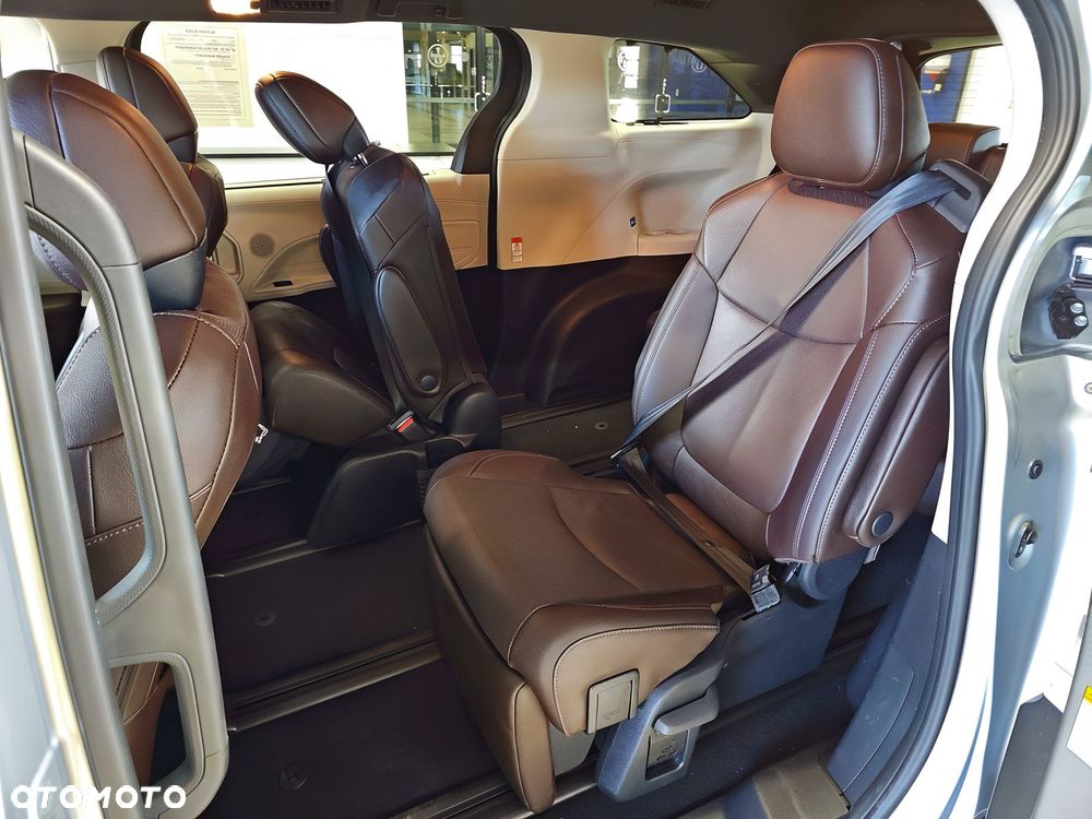 Toyota Sienna - 11