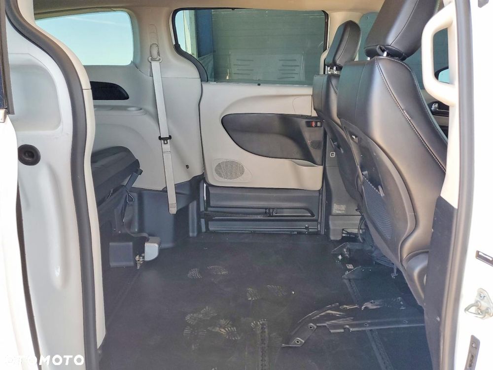 Chrysler Pacifica - 12