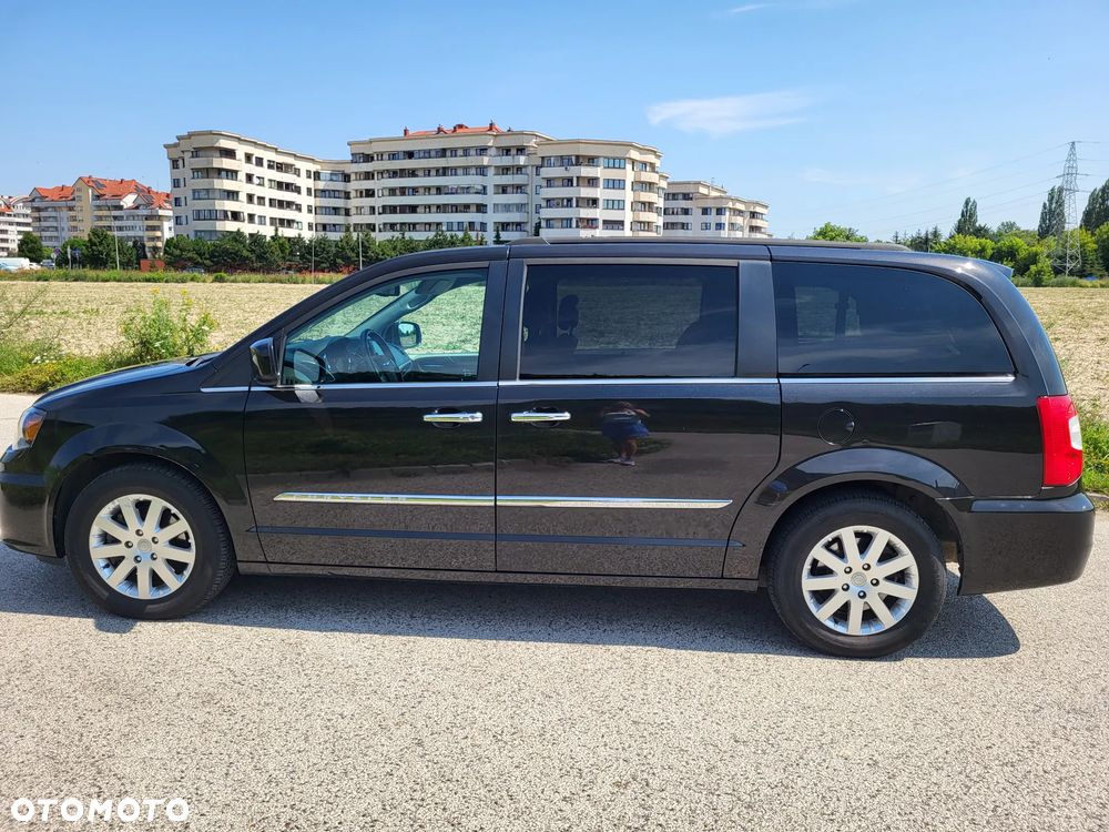 Chrysler Town & Country - 2