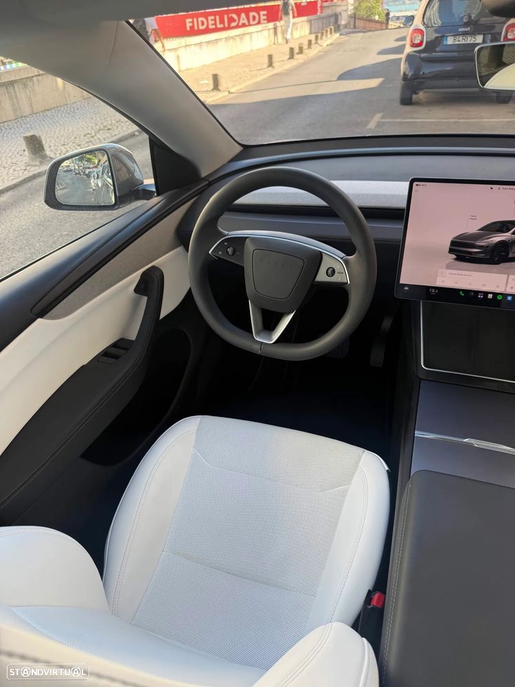 Tesla Model Y - 14