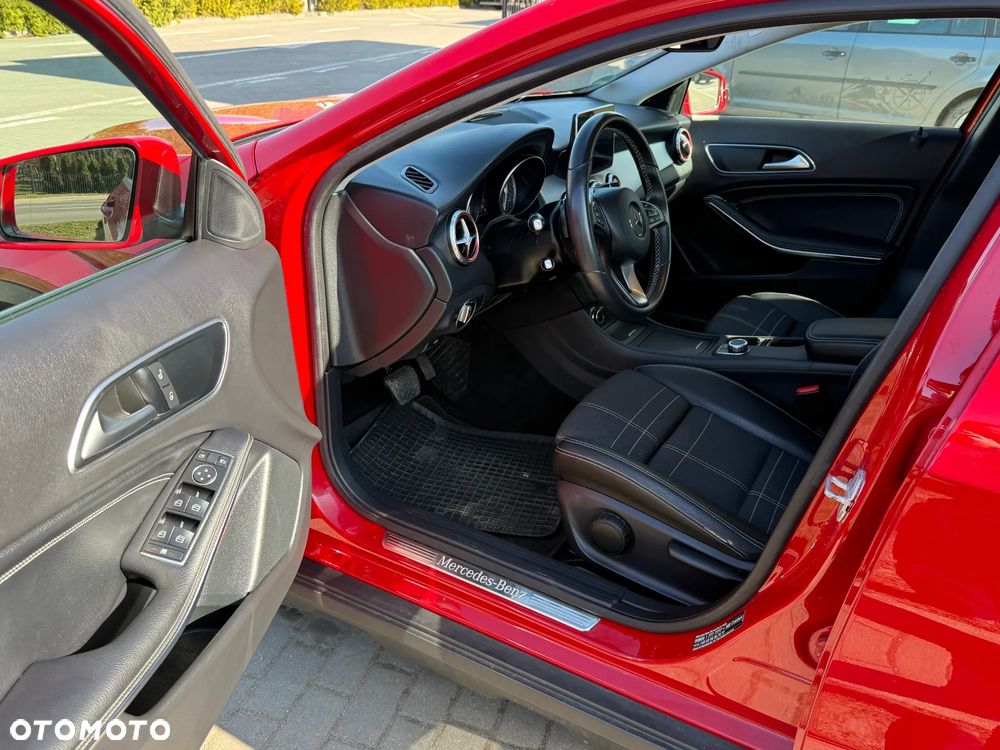 Mercedes-Benz GLA 180 7G-DCT - 11