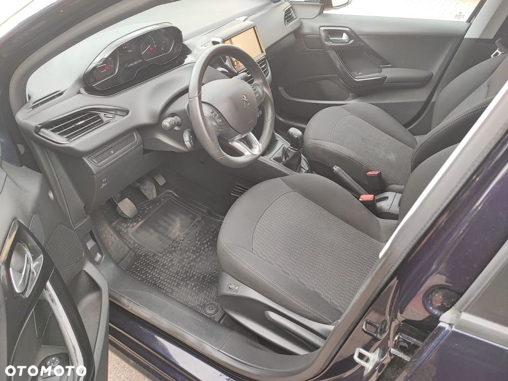 Peugeot 208 - 32