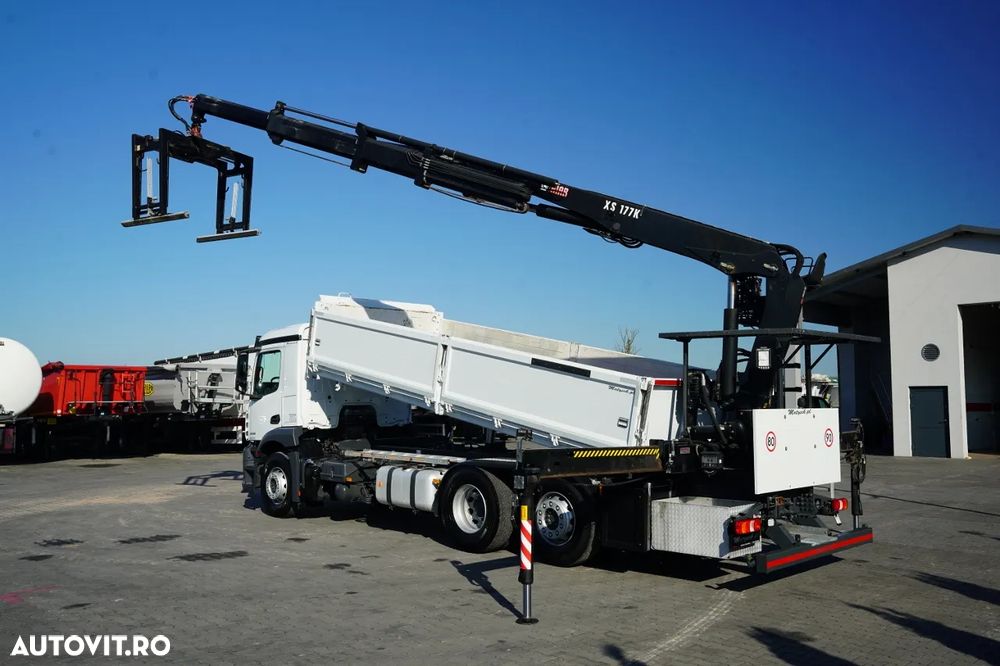 Mercedes-Benz AROCS 2536 / 6x2 / BASCULABILĂ PE 3 PĂRȚI - 6,6 M / MACARAUA HIAB 177 K PRO / CAPACITATE MAX. DE RIDICARE: 4.100 KG / RAZĂ MAX. DE ACȚIUNE: 11,0 M / ROTATOR / TELECOMANDĂ / TRANSMISIE AUTOMATĂ - 5